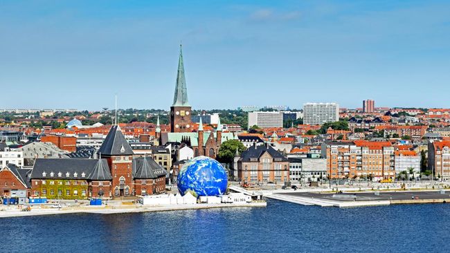 Kota dengan peringkat tertinggi paling bahagia adalah kota yang mungkin belum pernah kamu dengar sebelumnya yakni Aarhus, kota terbesar kedua di Denmark.