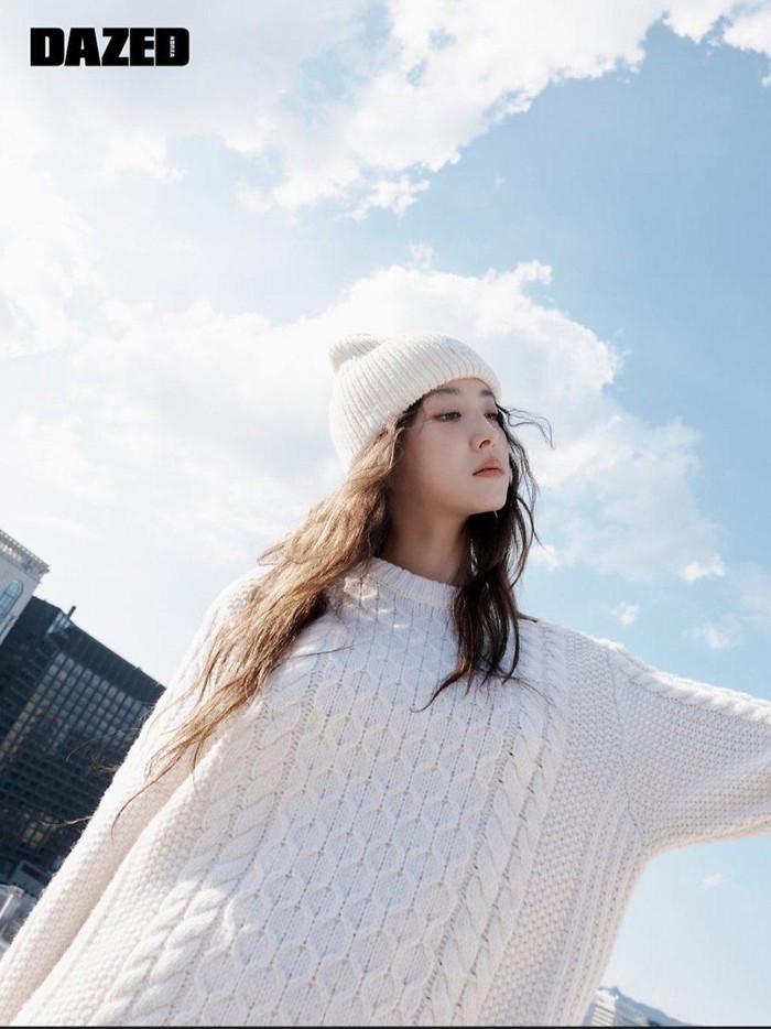 Lee Se Young juga membeberkan mengapa ia terus aktif berakting tanpa henti “Kali ini, sebetulnya aku benar-benar mencoba untuk istirahat sejenak, tapi ketika melihat naskah yang diberi, aku sangat ingin melakukannya,