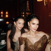 Elegan Pakai Batik, Enzy dan Cinta Curi Perhatian di Acara Makan Malam L'Oreal di Paris Fashion Week