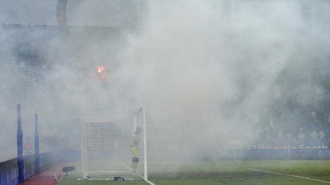Ketua Umum Viking Persib Club Tobias Ginanjar menyoroti komunikasi yang buruk antara manajemen Persib Bandung dan suporter.