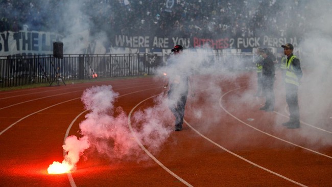 Persib Bandung mendapat balasan menggelar dua pertandingan kandang tanpa penonton di dua pertandingan Liga 1 2024/2025.