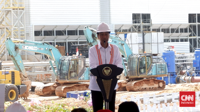 Jokowi meresmikan injeksi bauksit perdana di Smelter Grade Alumina Refinery (SGAR) di Mempawah, Kalimantan Barat, Selasa (24/9).
