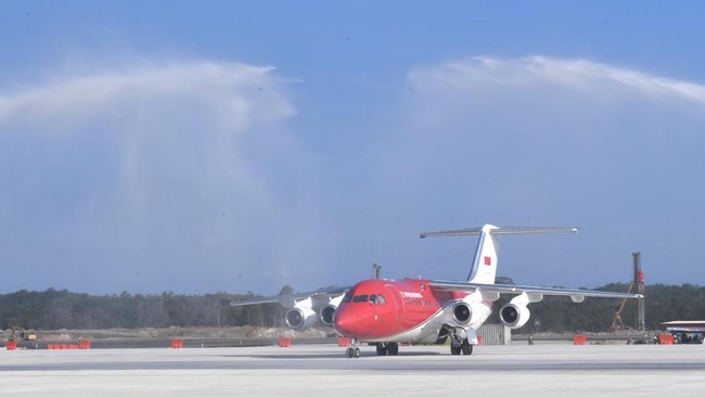 Pesawat kepresidenan nan ditumpangi Presiden Jokowi mendapat sambutan water salute sebagai tanda momen berhistoris pendaratan perdana di Bandara IKN.