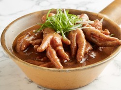 Tak Gengsi, Aktor Hong Kong Kini Jualan Ceker Ayam