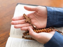 Doa Rosario Hari Ini Selasa, 20 Mei: Peristiwa Kristus Wafat di Kayu Salib