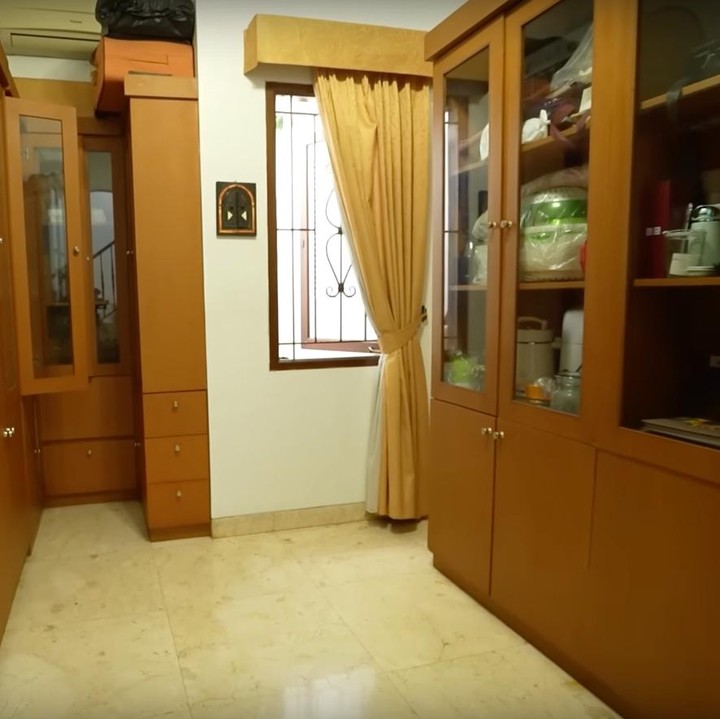 <p>Dokter Boyke menunjukkan isi rumahnya nih, Bunda. Hunian yang sudah ia tempati selama lebih dari 20 tahun ini merupakan bangunan lama namun memiliki kesan homey yang sangat kuat.(Foto: YouTube TAULANY TV)<br /><br /><br /></p>