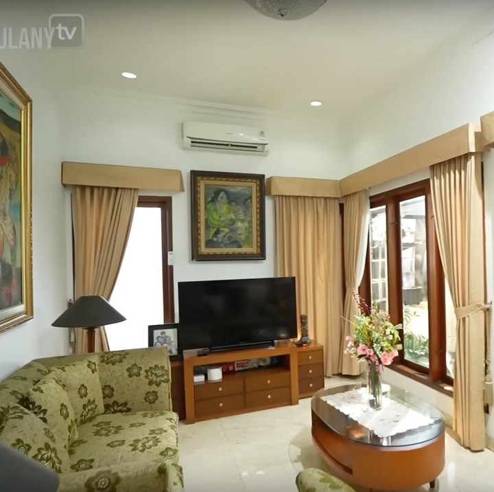 <p>Ada banyak lukisan yang dipajang di tembok rumahnya. Dokter Boyke mengakui bahwa ia memang menyukai karya seni tersebut. "Aku kan suka lukisan, jadi banyak lukisan," tuturnya. (Foto: YouTube TAULANY TV)<br /><br /><br /></p>