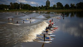 FOTO: Selancar Menaiki Gelombang Aneh Air Sungai Dordogne Prancis