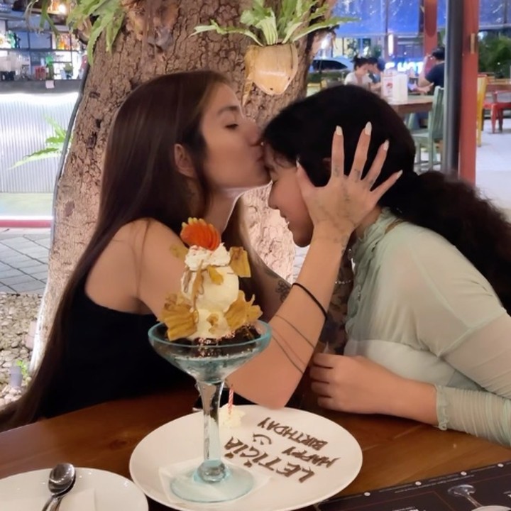 <p>Artis cantik Sheila Marcia tetap kompak dengan sang putri yang kini berusia 14 tahun, Leticia Charlotte Agraciana Joseph. Sheila bahkan menyebut dirinya bisa melakukan berbagai hal bersama Leticia. "Enaknya punya anak remaja. Bantuin masak, olahraga bareng, dan skincare-an bareng," ungkapnya. (Foto: Instagram: @itssheilamj)</p>