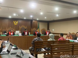 Saksi Ungkap Broker Coba Suap Uang di Plastik Hitam demi Stok Emas Antam