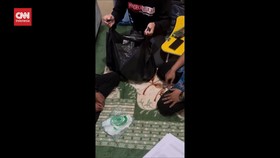 VIDEO: Gerebek Rumah Guru, Polisi Temukan Uang 1,1 Miliar
