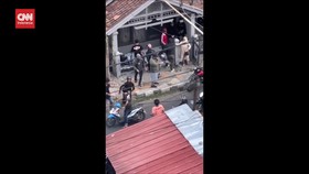 VIDEO: Belasan Fans Persija Rusak Rumah Warga Sukabumi