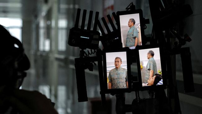A director monitors from vertical screens on the set of a micro movie during a filming session at a hospital, in Zhengzhou, Henan province, China July 17, 2024. REUTERS/Tingshu Wang