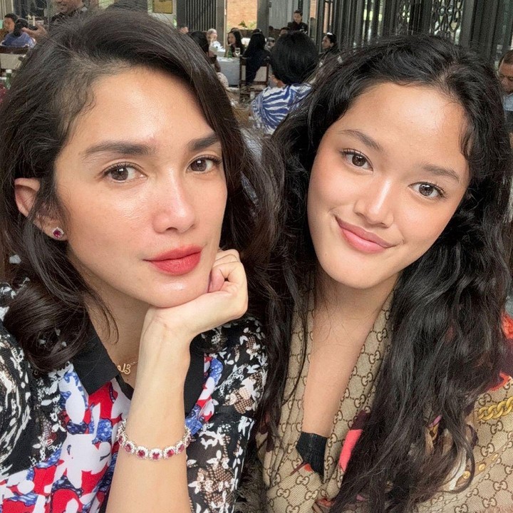<p>Ussy Sulistyawati dikenal sangat dekat dengan sang putri, Ara. Beberapa waktu lalu, Ussy pun mengungkap rasa rindunya ketika ditinggal sang putri kuliah di UI. "Lagi ditinggal bestie kuliah. Me rindu Kakak Ara," papar Ussy. (Foto: Instagram: @ussypratama)</p>
