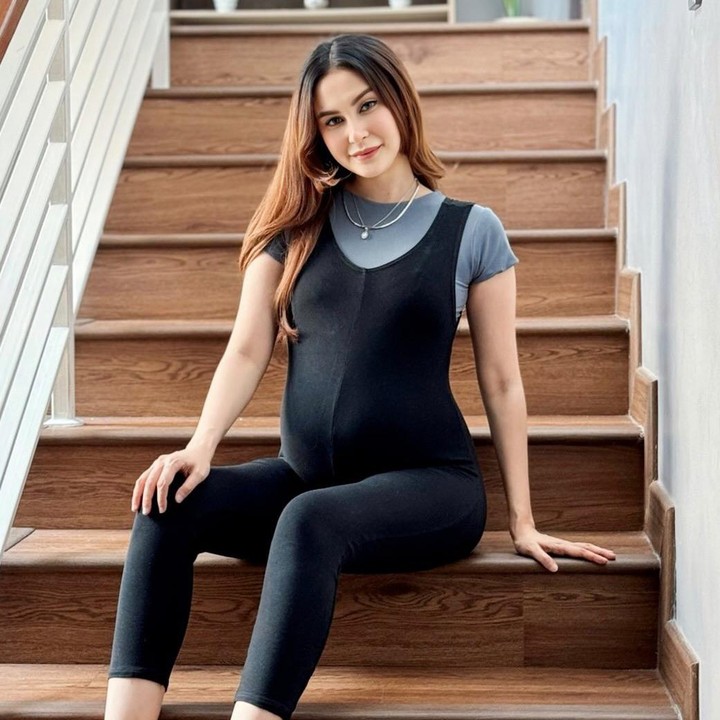 <p>Sejak mengumumkan kabar bahagia ini, Vicy sering mengunggah foto <em>baby bump</em> kehamilannya. Banyak netizen memuji penampilan Vicy yang disebut semakin <em>glowing</em> meski baby bump kehamilannya sudah besar. "Pasrah aja ya sama timbangan, yg penting mommy nya masih <em>glowing</em>," tulis akun @se***. (Foto: Instagram @vicymelanie)</p>