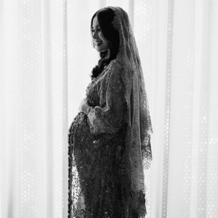 <p>Salah satu yang menjadi sorotan di kehamilan pertama Vicy ini adalah bentuk tubuhnya yang tetap terjaga dengan baik meski tengah hamil. Perempuan kelahiran Jakarta ini, sempat dikomentari memiliki tubuh langsing meski saat itu kehamilannya masuk bulan kelima. (Foto: Instagram @vicymelanie)</p>