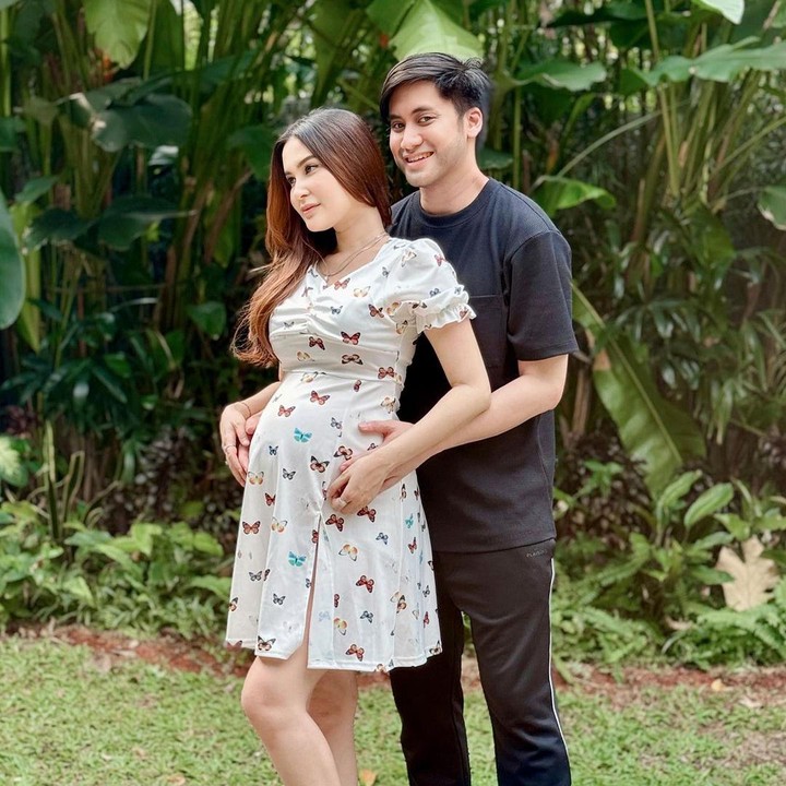 <p>Istri musisi Kevin Aprilio, Vicy Melanie, sebentar lagi melahirkan anak pertamanya. Saat ini, usia kehamilan Vicy sudah masuk trimester ketiga. (Foto: Instagram @vicymelanie)</p>