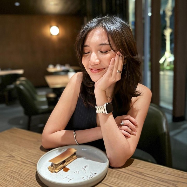<p>Unggahan itu pun langsung dibanjiri ucapan dan doa dari netizen, Bunda. "Pibesday makhluk virgo yg kalo di tmpt umum gamau bucin padahal aslinya <em>clingy,"</em> tulis akun <em>@j_l****</em>.  "Selamat ulang tahun sheila daraaa.. Langgeng terus yaa kaliaaannn," tulis akun <em>@verase****.</em> (Foto: Instagram@vidialdiano)</p>