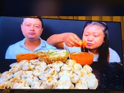YouTuber Mukbang Terkenal Ini Ketahuan Lepeh Makanan di Videonya