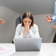 4 Cara Menghadapi Atasan yang Suka Melakukan Kekerasan Verbal, Jangan Takut!