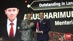 Menteri ATR Agus Harimurti Raih Outstanding In Land Law Enforcement