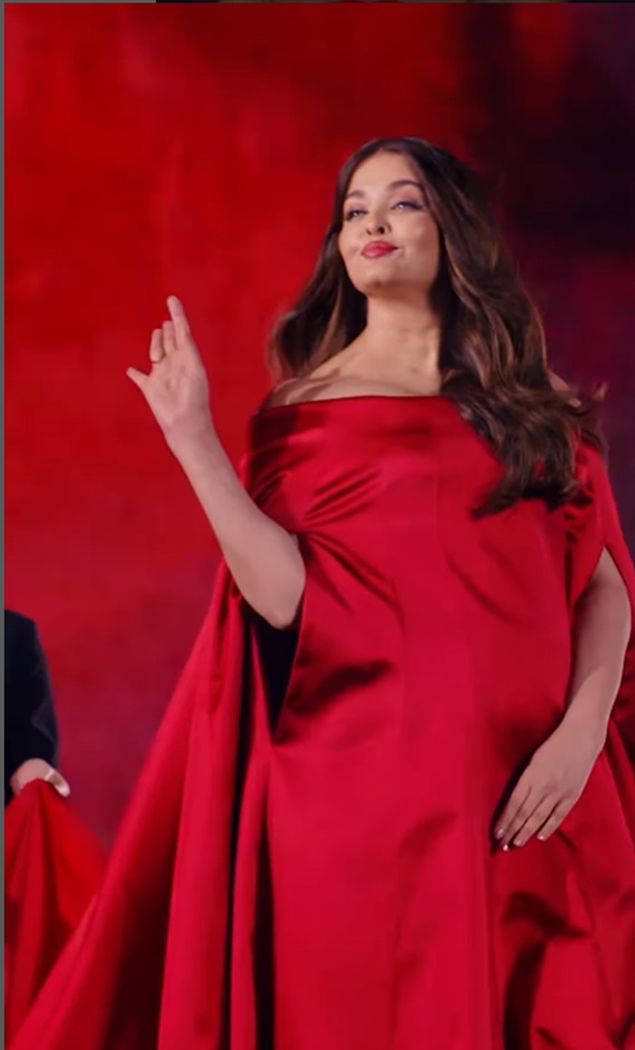 Aishwarya terlihat stunning dengan gaun merah oversize model off-shoulder dari Mossi/Foto: instagram.com/lorealparis