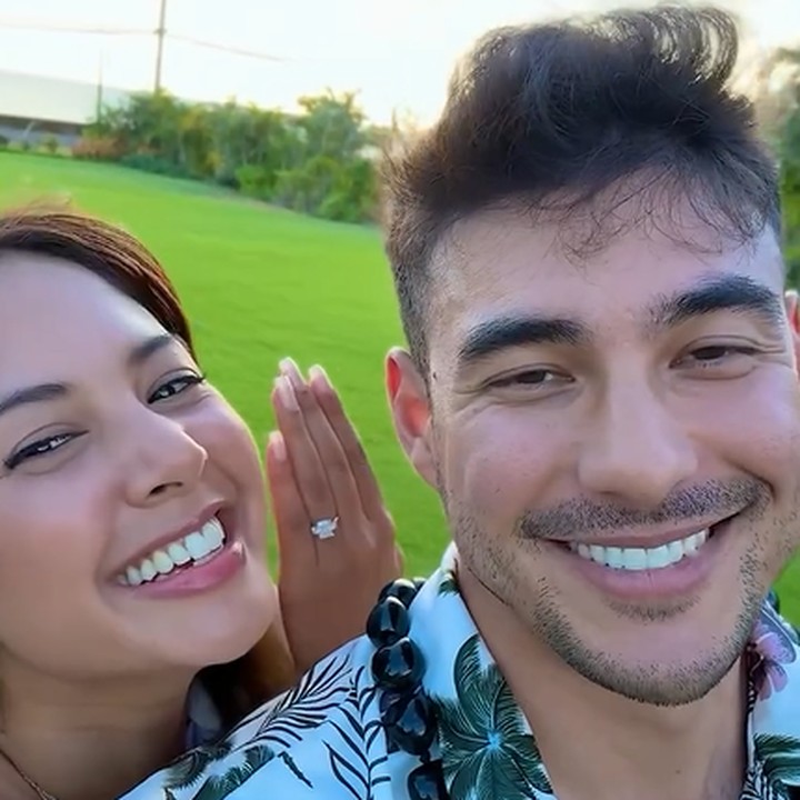 <p><em>Next,</em> ada Aurelie Moeremans dan sang kekasih Tyler Bigenho. Dilihat dari akun Instagramnya, Aurelie dilamar saat berada di Hawaii. "We're engaged," tulisnya. (Foto: Instagram @aurelie @drtylerbigenho)<br /><br /><br /></p>
