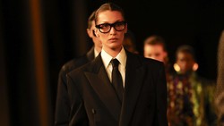 Bella Hadid Keluyuran di Paris Usai Sempat Dirawat gegera Lyme