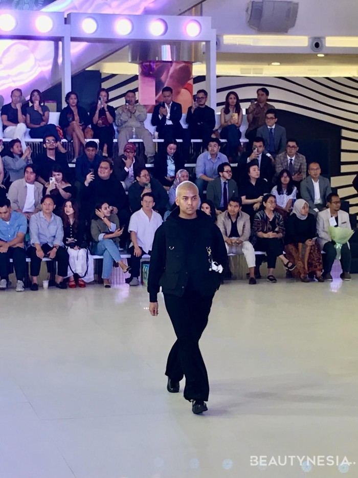 Gaya muda menggabungkan kesan semi-formal dan witty, teknik layering ditampilkan. Seperti styling kemeja dengan kaus serta dasi yang beri twist pada look. Sematan boneka pada tas atau pun vest juga beri sentuhan youthful/ Foto: Dok. Beautynesia