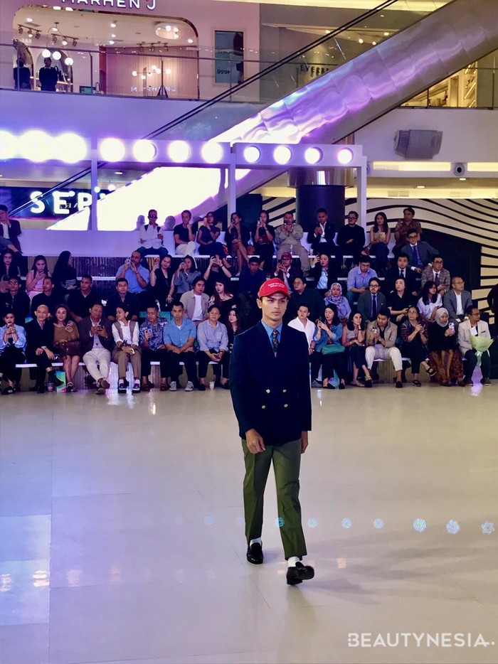 Berbusana dengan setelan jas juga tak harus selalu serius. Kombinasi double-breasted jacket dengan celana panjanghFoto: Dok. Beautynesia