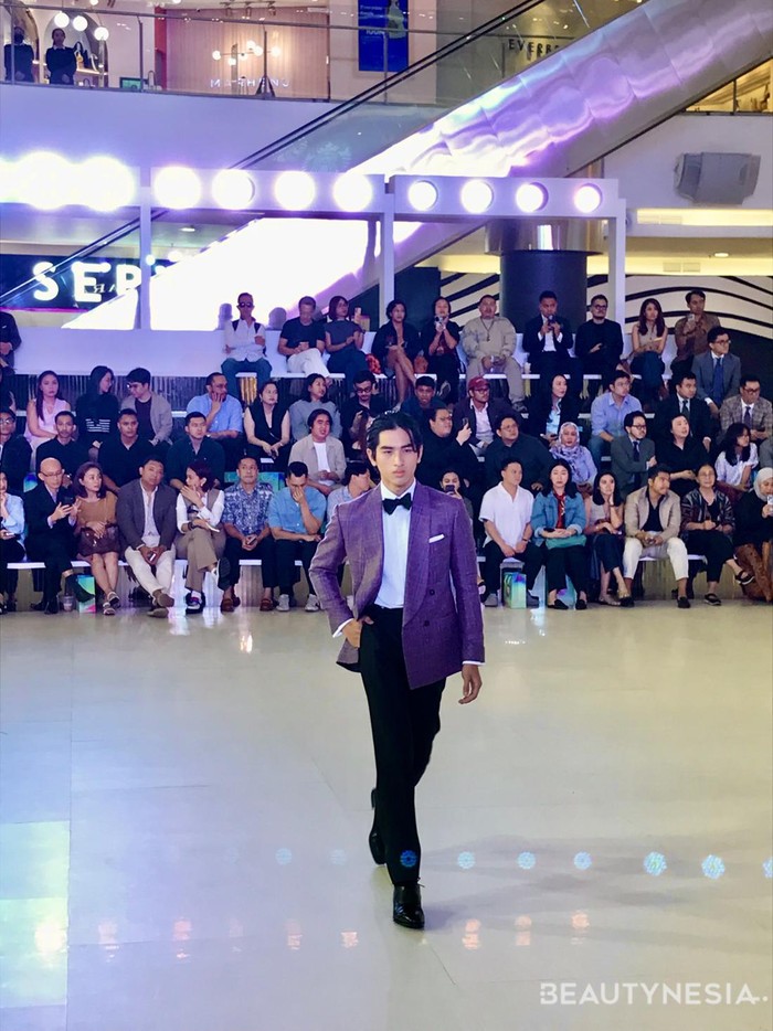 Terlepas dari gaya yang lekat dengan gen Z dan milenial, detail tailoring pada ketigabelas looks yang superior jadi daya tarik karya sang master tailor Indonesia. Koleksi ini membuktikan bahwa penampilan dapper layak dikenakan pria segala usia/ Foto: Dok. Beautynesia