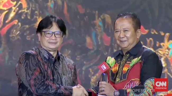 Pemerintah Kabupaten Jember, Jawa Timur meraih penghargaan Outstanding Smes Development Initiative dalam gelaran CNN Indonesia Awards 2024.