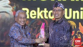 Rektor Unair Raih Outstanding Figures of Educational Improvement