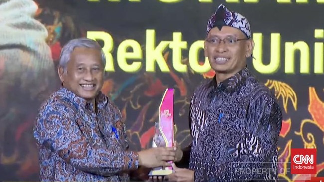 Rektor Universitas Airlangga (Unair) Mohammad Nasih meraih penghargaan Outstanding Figures of Educational Improvement dalam acara CNN Indonesia Awards.