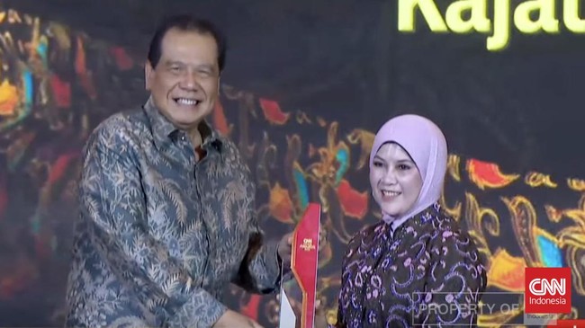 Kepala Kejaksaan Tinggi (Kajati) Jawa Timur Mia Amiati meraih penghargaan kategori Law Enforcement Excellence dalam ajang CNN Indonesia Awards 2024.