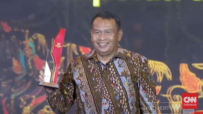 Kapolda Jawa Timur Irjen Imam Sugianto meraih penghargaan Best Leadership in Law and Crime Prevention dalam aktivitas CNN Indonesia Awards ketujuh.