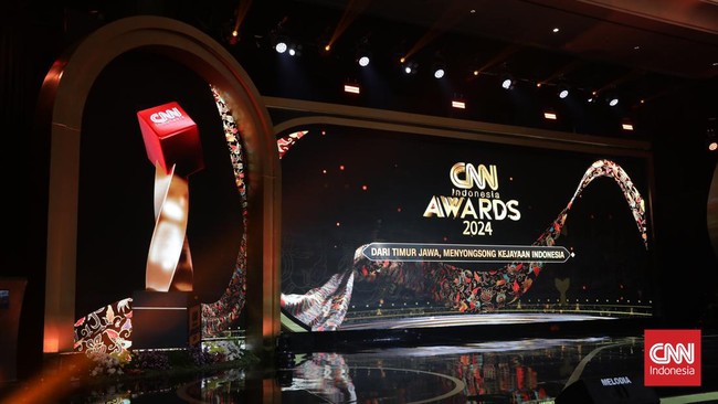 CNN Indonesia Awards 2024 sukses digelar di Surabaya, Jawa Timur, Rabu (25/9). Pemerintah kota/kabupaten, swasta, hingga tokoh menerima penghargaan ini.