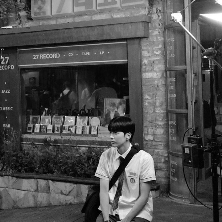 <p>Dalam foto hitam putih ini, Kang Hoon mengenakan seragam SMA. Walaupun bukan lagi usia anak sekolah, tapi Kang Hoon masih terlihat cocok, kan, Bunda? Ini merupakan foto saat Kang Hoon membintangi drakor<em> A Time Called You</em>. (Foto: Instagram @khoonyy)</p>