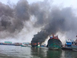 2 Kapal Terbakar di Pelabuhan Muara Baru Diarahkan Menjauh dari Dermaga