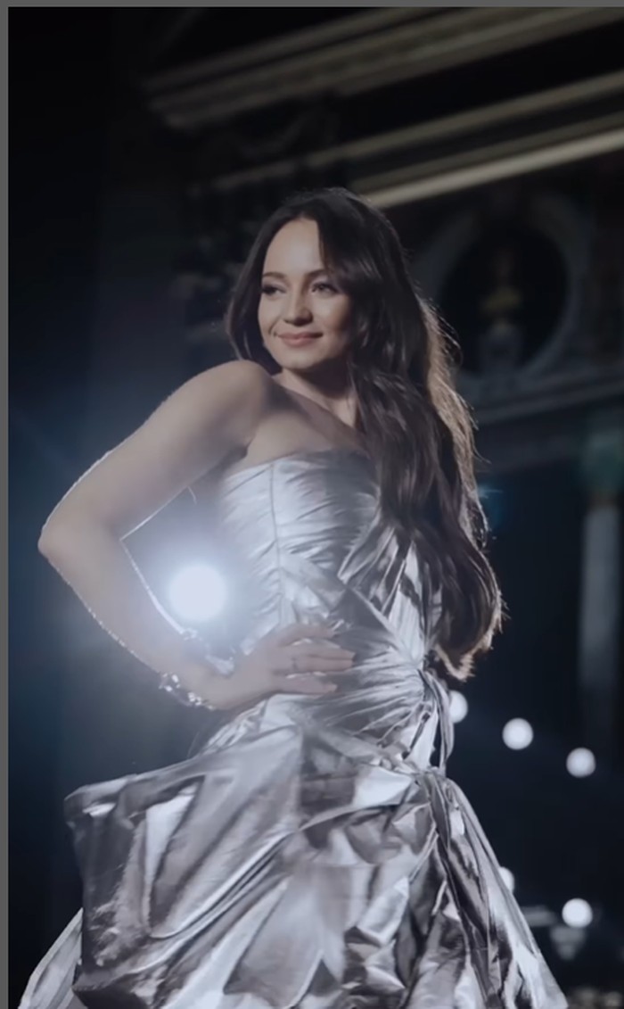 Enzy Storia memesona dalam balutan gaun silver metalik strapless dengan detail wrapping dan rok pendek mengembang yang memperlihatkan kaki jenjangnya./Foto: instagram.com/enzystoria