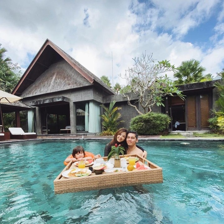 <p>Di sela-sela kesibukan mereka, Franda dan Samuel tak lupa mengajak anak-anak menikmati <em>quality time</em> dengan pergi berlibur, nih. (Foto: Instagram @frandaaa87)</p>