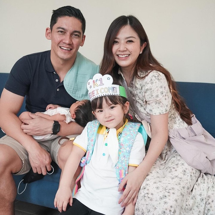 <p>Dari pernikahan mereka, Franda dan Samuel juga telah dikaruniai dua orang anak. Putri sulung mereka yang bernama Zylvechia Ecclesie Heckenbucker lahir pada 29 April 2018. Perempuan yang akrab disapa Vechia itu sudah berusia enam tahun. (Foto: Instagram @frandaaa87)</p>