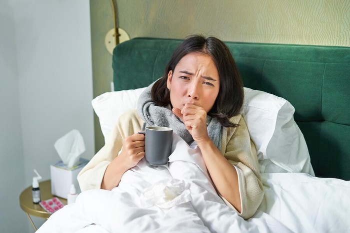 Ilustrasi Seorang wanita sakit flu/Foto: freepik.com/benzoix