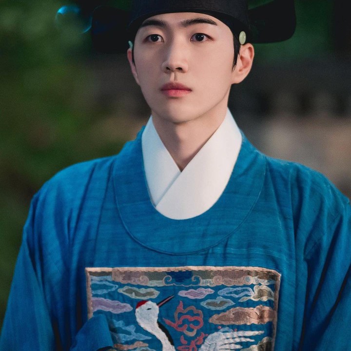 <p>Ini merupakan potret Kang Hoon ketika menjadi Hong Deok Ro dalam drama Korea <em>The Red Sleeve</em>. Untuk menunjang perannya dalam drakor ini, Kang Hoon kerap memakai <em>hanbok</em>. (Foto: akun Instagram @khoonyy)</p>