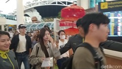 6 Potret Jung Hae In & Jung So Min Bawa Keluarga Tiba di Bandara Ngurah Rai Bali