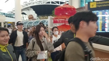 img-title 6 Potret Jung Hae In & Jung So Min Bawa Keluarga Tiba di Bandara Ngurah Rai Bali