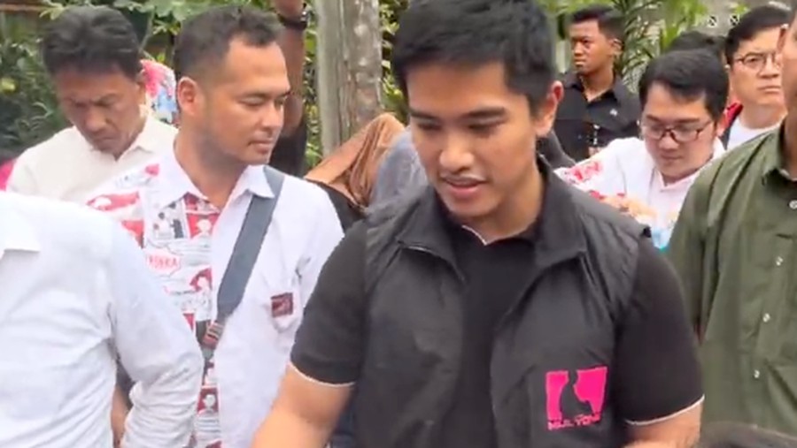 Kaesang Pangarep Pakai Rompo 'Putra Mulyono' Kaesang Pangarep Pakai Rompo 'Putra Mulyono'