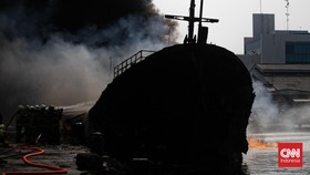 FOTO: Kebakaran Kapal di Pelabuhan Muara Baru Jakut