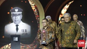 Keluarga Gubernur Jatim ke -7: Penghargaan CNN Indonesia Ini Kejutan