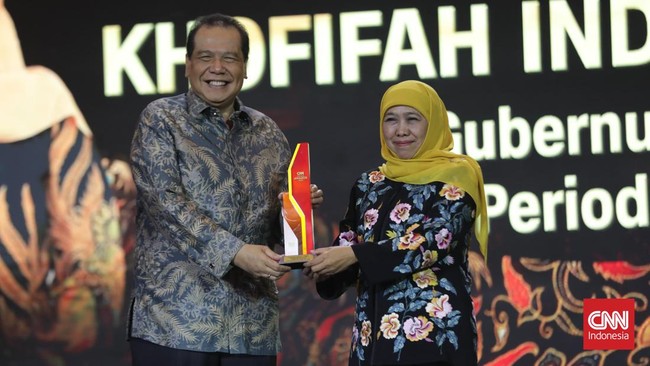 Khofifah Indar meraih penghargaan Outstanding Leadership in Regional Transformative Development dan Outstanding Initiative in Reducing Extreme Poverty.